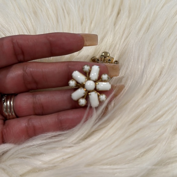 Vintage faux white stone screw back earrings - Picture 5 of 7